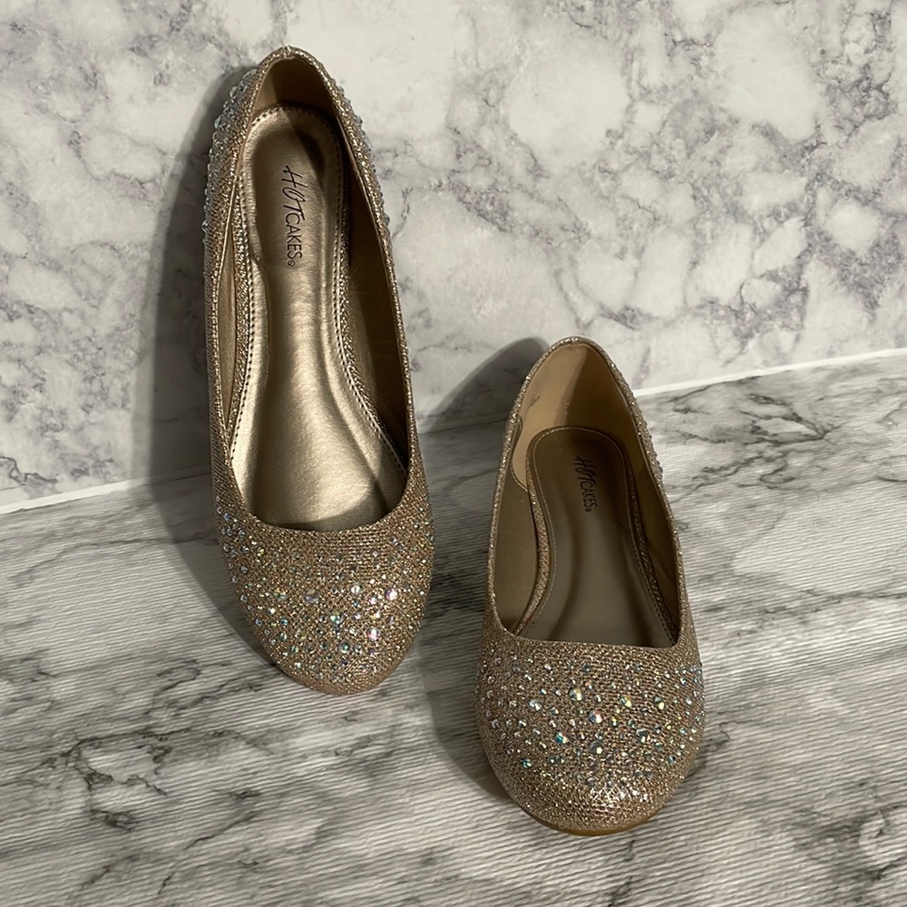 Hot cakes, shimmery, rhinestones golden flats.